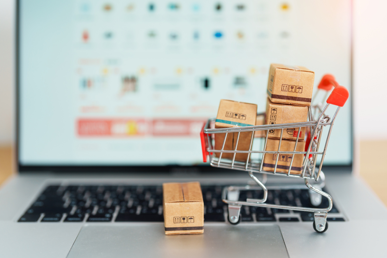 Boxes with shopping cart on a laptop computer. online shopping, Marketplace platform website, technology, ecommerce, shipping delivery, logistics and online payment concepts